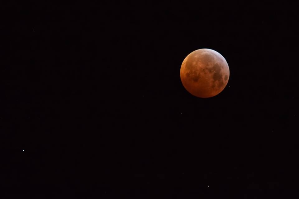 Eclissi di luna e qualche stella